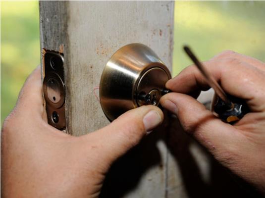 Cómo instalar una cerradura de cerrojo