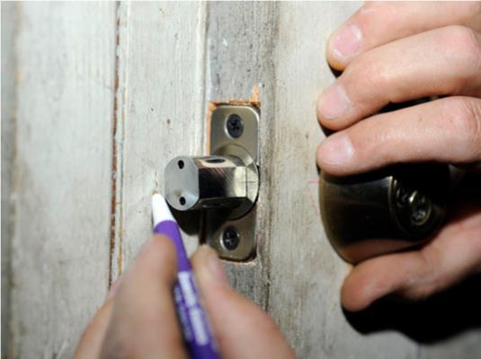 Cómo instalar una cerradura de cerrojo