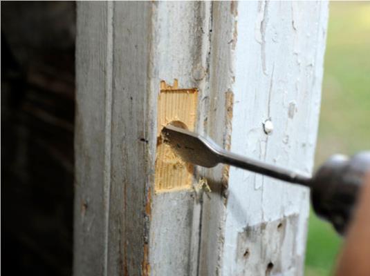 Cómo instalar una cerradura de cerrojo