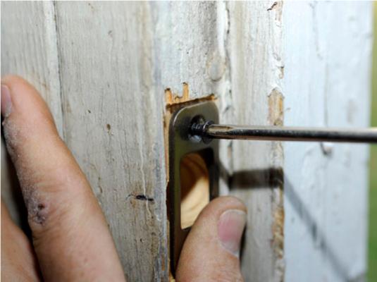 Cómo instalar una cerradura de cerrojo