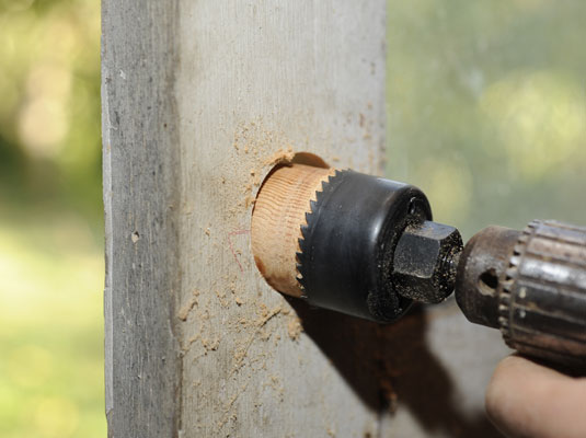 Cómo instalar una cerradura de cerrojo