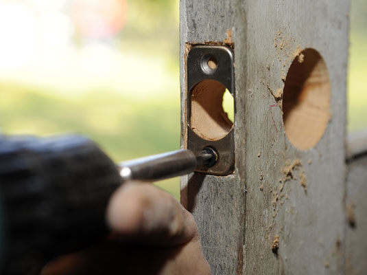 Cómo instalar una cerradura de cerrojo