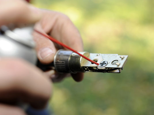 Cómo instalar una cerradura de cerrojo