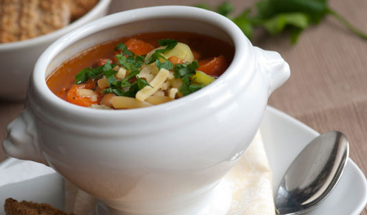 Sopa de verduras con pan del segundo día (Ribollita)