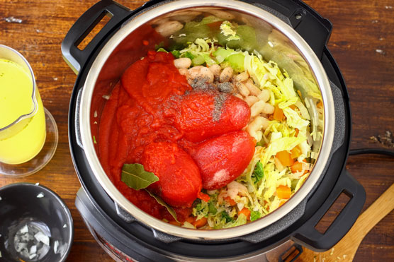 Libro de cocina Instant Pot para una hoja de trucos de FamilyToday
