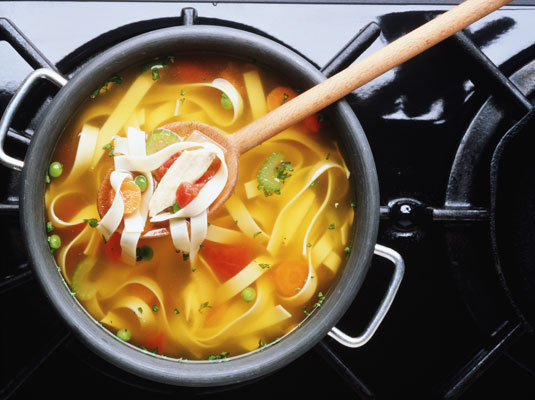 Sopa de fideos con pollo