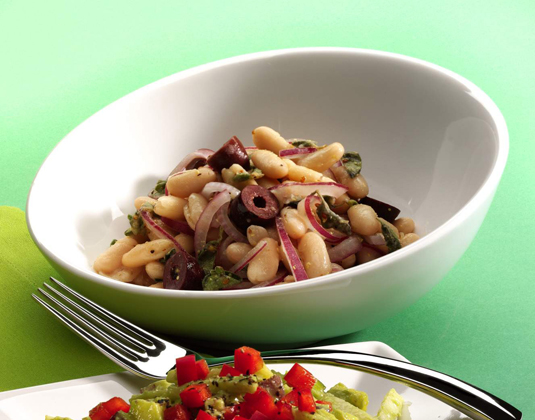 Ensalada de Frijoles Blancos con Aceitunas Griegas y Vinagreta de Vino de Mostaza