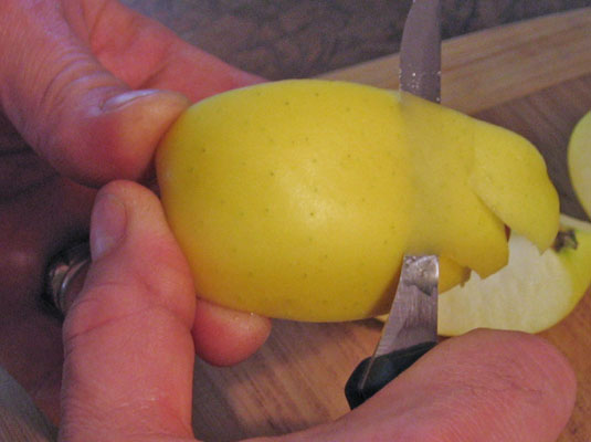 Pelar y descorazonar una manzana