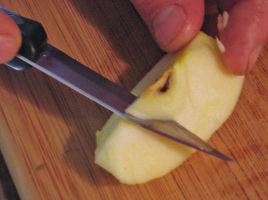Pelar y descorazonar una manzana