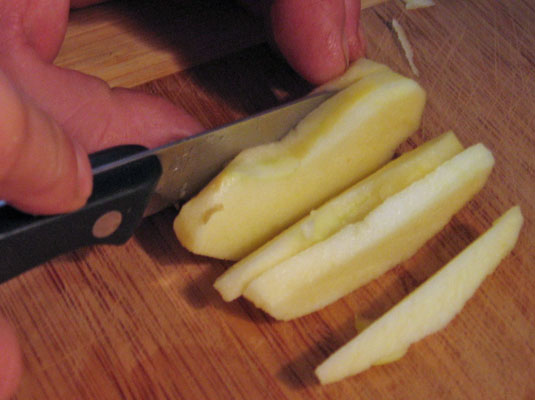 Pelar y descorazonar una manzana