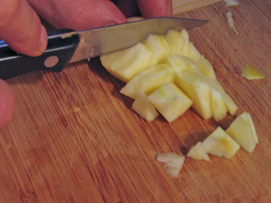 Pelar y descorazonar una manzana
