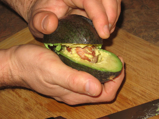 Cómo deshuesar y pelar un aguacate