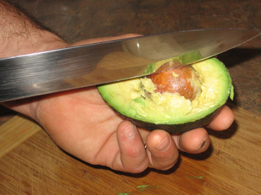 Cómo deshuesar y pelar un aguacate