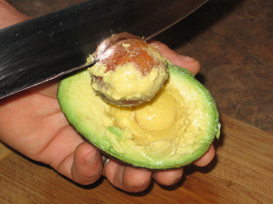 Cómo deshuesar y pelar un aguacate