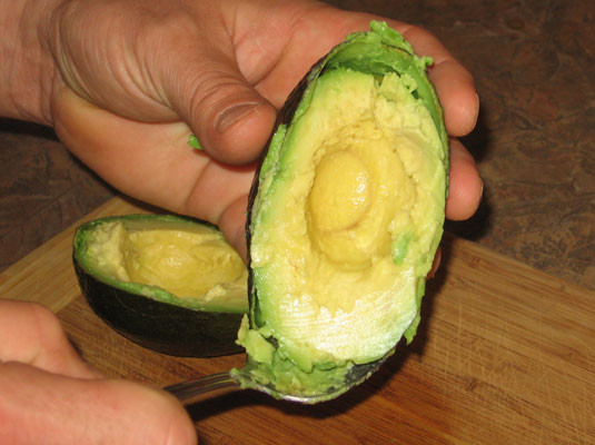Cómo deshuesar y pelar un aguacate