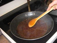 Cómo desglasar una sartén para hacer una salsa