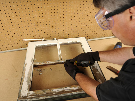 Cómo reemplazar un panel de vidrio roto en una ventana con marco de madera