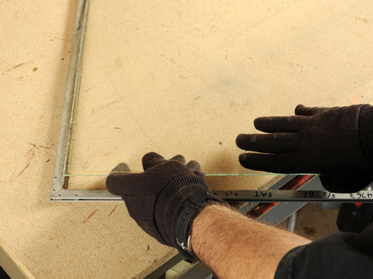 Cómo reemplazar un panel de vidrio roto en una ventana de tormenta de metal