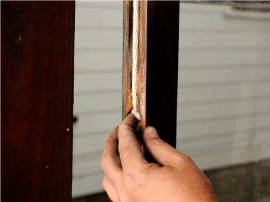 Cómo reparar o reemplazar los cordones de las ventanas