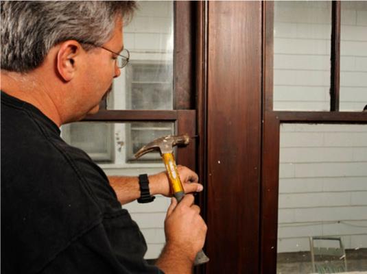 Cómo reparar o reemplazar los cordones de las ventanas