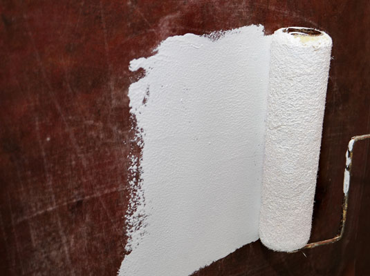 Cómo preparar el papel tapiz para pintar