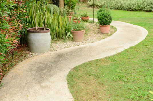 Elementos comunes de Hardscape para su jardín apto para pollos