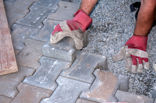 Elementos comunes de Hardscape para su jardín apto para pollos