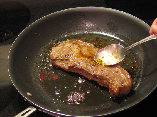 Cómo dorar o rociar un asado