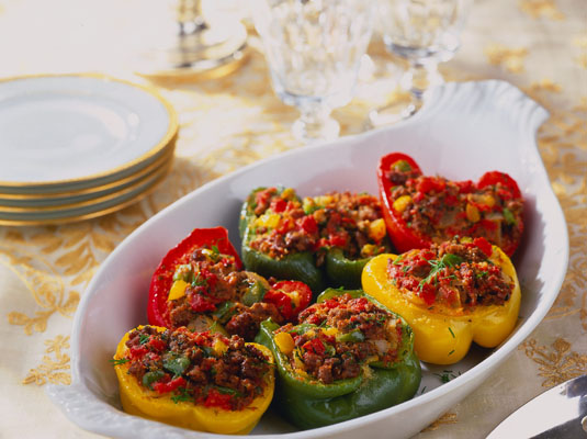 Pimientos Rellenos de Carne con Tomate, Ajo y Eneldo
