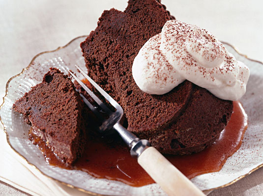 Bundt Cake de chocolate y especias con salsa de caramelo de naranja y jengibre