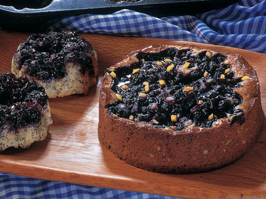 Pastel de semillas de amapola y arándanos