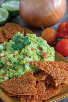 Receta de aperitivo ceto: chips de queso y guacamole