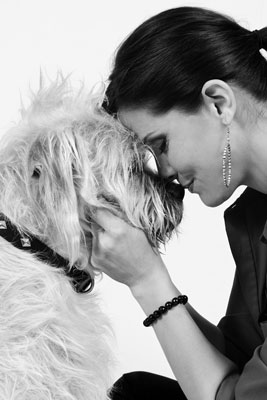 Tome la foto de humanos y perros, cara a cara