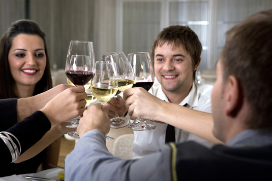 Entretener con vino en una cena