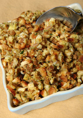 Relleno de pan clásico con salchicha, manzanas y coñac