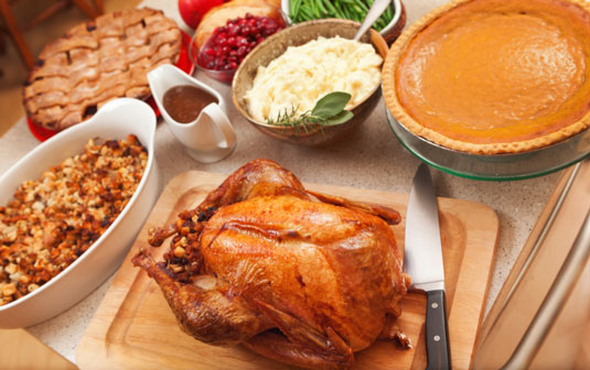 Pavo asado para el plato principal de una comida navideña
