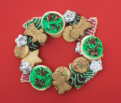 Hacer un centro de mesa con forma de corona de galletas para su fiesta de Navidad