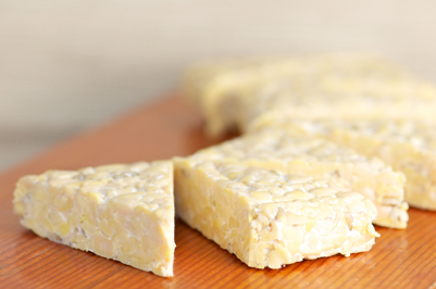 Cómo hacer brochetas de tempeh asiáticas para personas con síndrome del intestino irritable