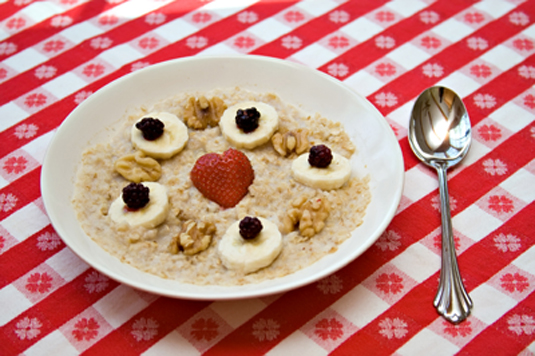 Cómo las personas que padecen el síndrome del intestino irritable pueden preparar fresas y crema de avena