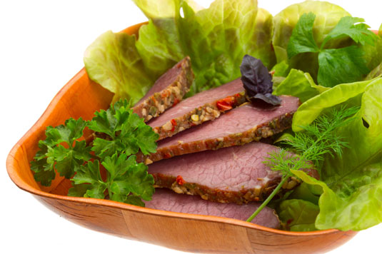Cómo hacer una ensalada de bistec marinado