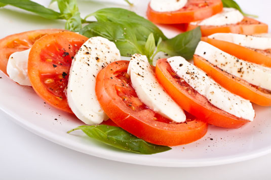 Ensalada De Tomate Y Mozzarella, Estilo Capri (Insalata Caprese)