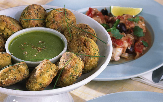 Tortas de cangrejo picantes con salsa de cilantro