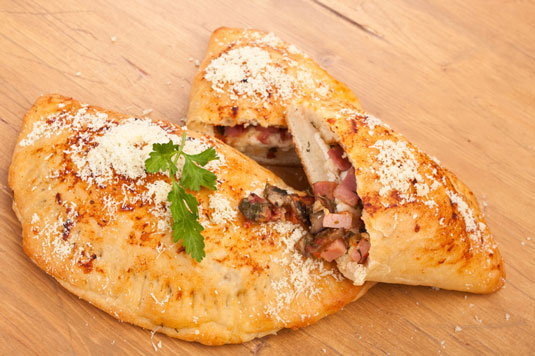 Calzone con Prosciutto, Champiñones y Mozzarella (Calzone all'Italiana)