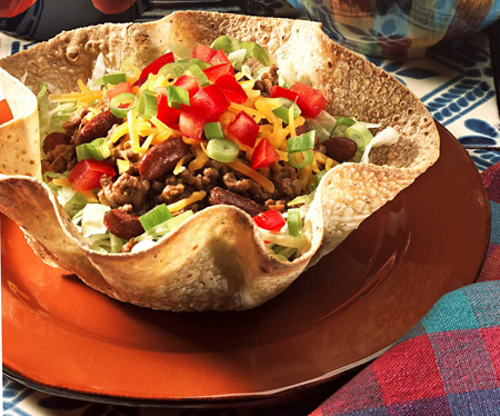 Cómo hacer ensalada de tacos sin gluten en conchas de tortilla
