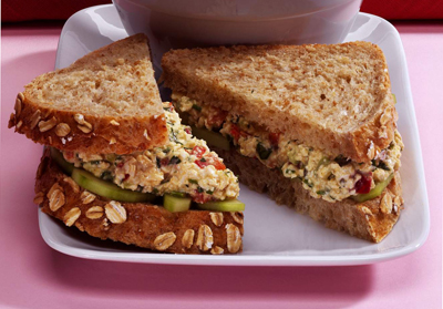 Cómo hacer un sándwich de ensalada sin huevo