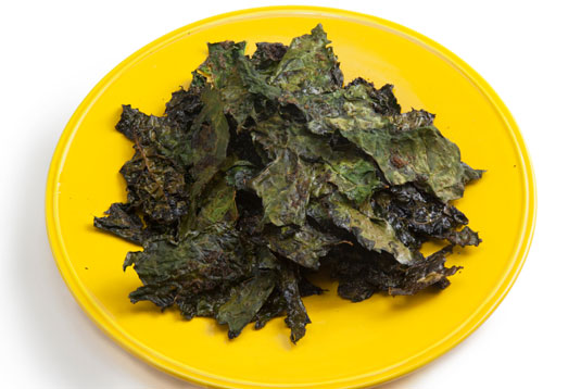 Refrigerio Paleo-Friendly: Receta de chips de col rizada crujiente