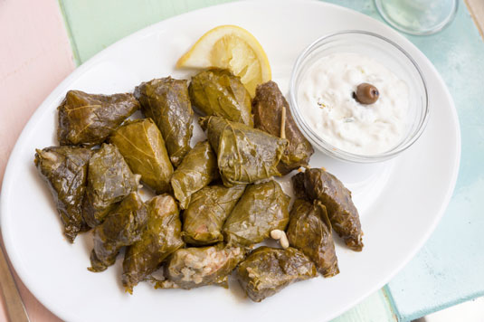 Hojas de parra rellenas (Dolmades Nistisimi, Dereve Pattoug)