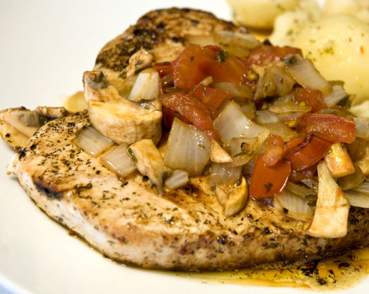 Receta de mariscos mexicanos: pez espada a la parrilla con tomate fresco y salsa de hierbas