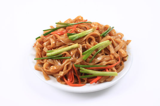 Fideos indonesios de maní con verduras