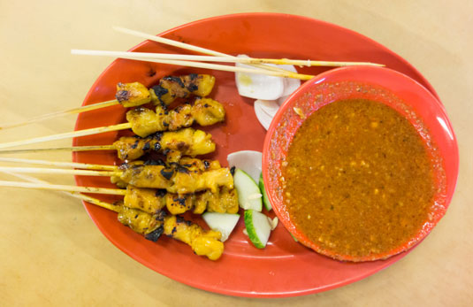 Receta de Saté de carne de Indonesia con salsa de maní del sudeste asiático